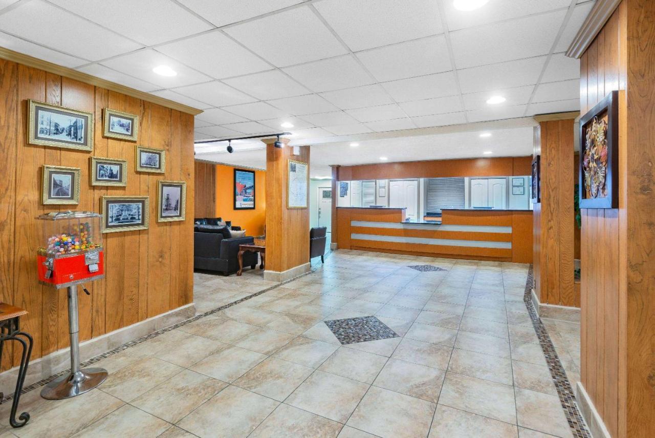 Howard Johnson By Wyndham Staunton Exteriér fotografie