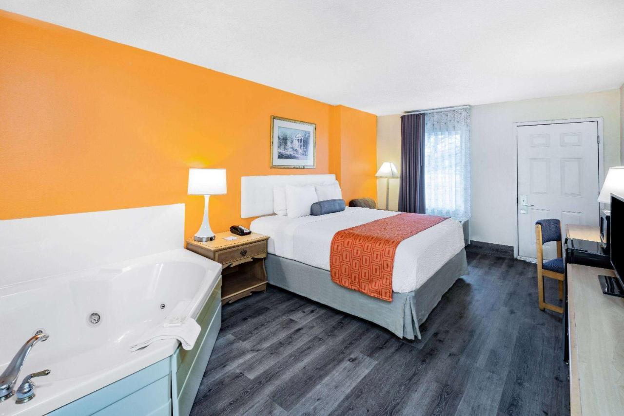 Howard Johnson By Wyndham Staunton Exteriér fotografie