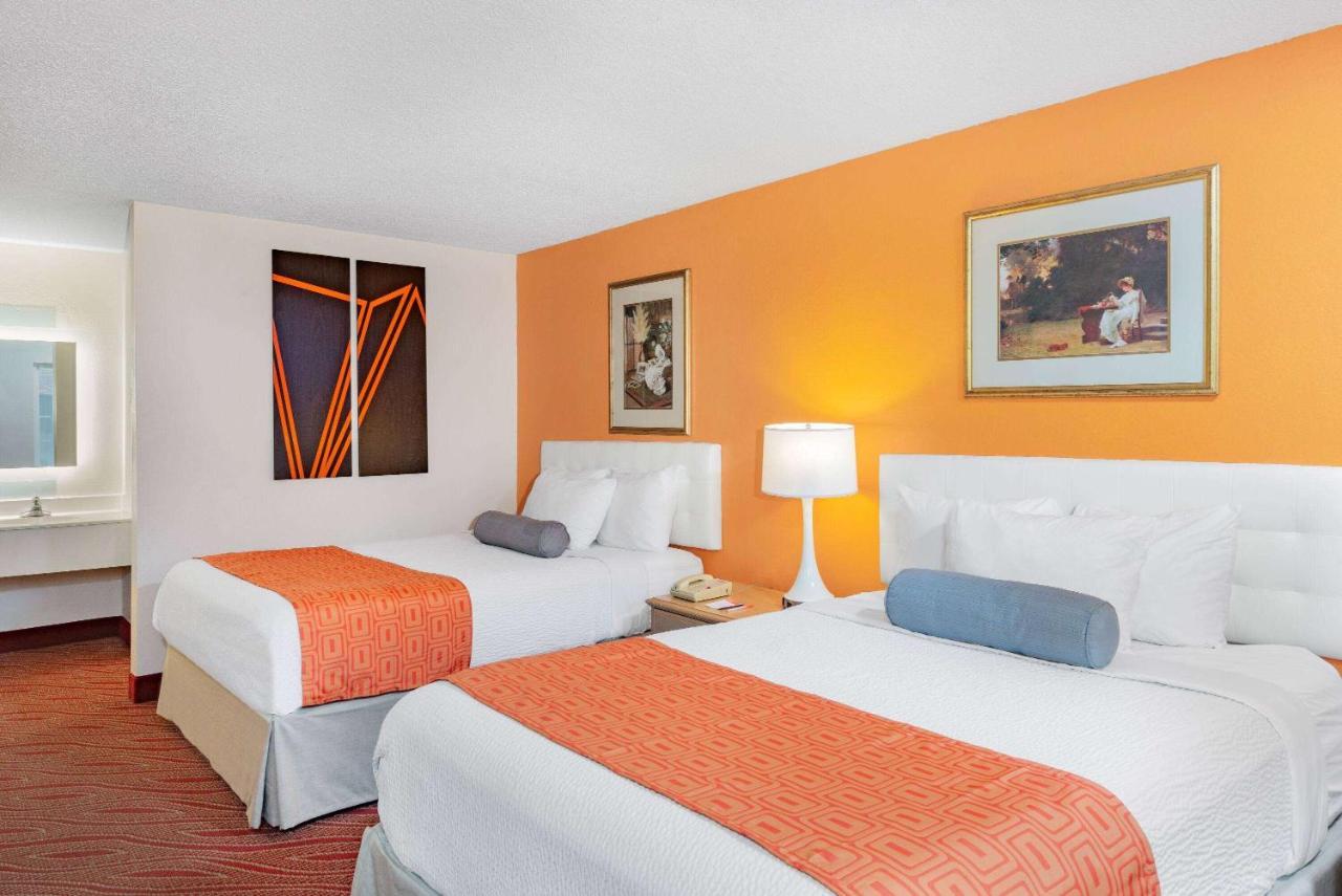 Howard Johnson By Wyndham Staunton Exteriér fotografie