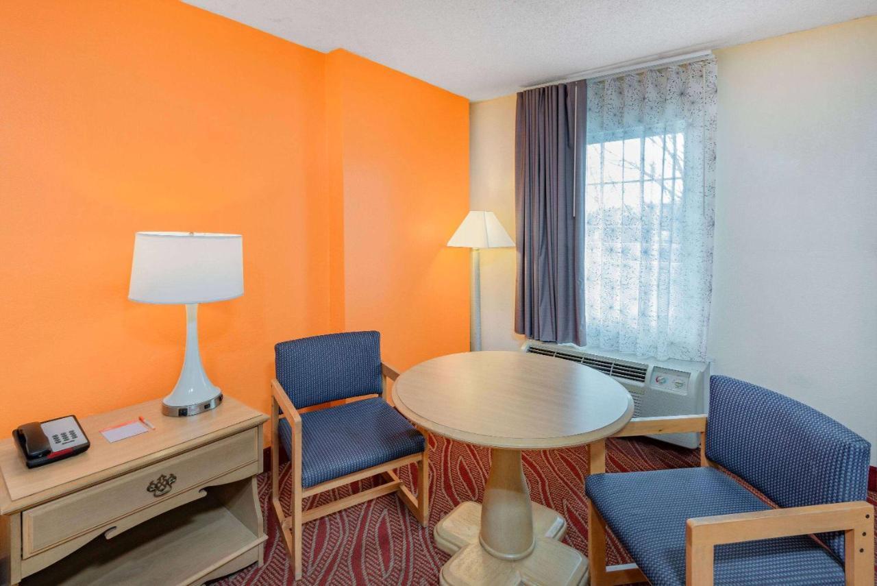 Howard Johnson By Wyndham Staunton Exteriér fotografie