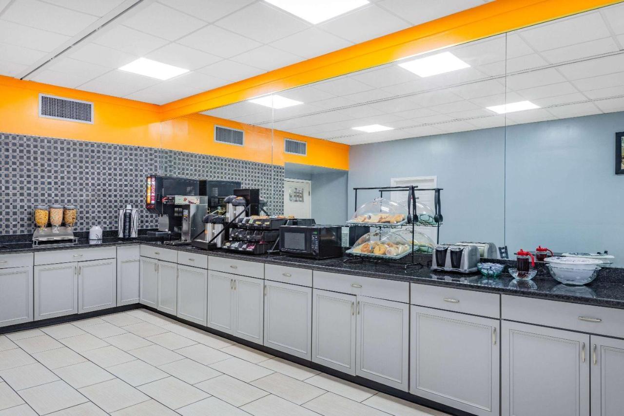 Howard Johnson By Wyndham Staunton Exteriér fotografie