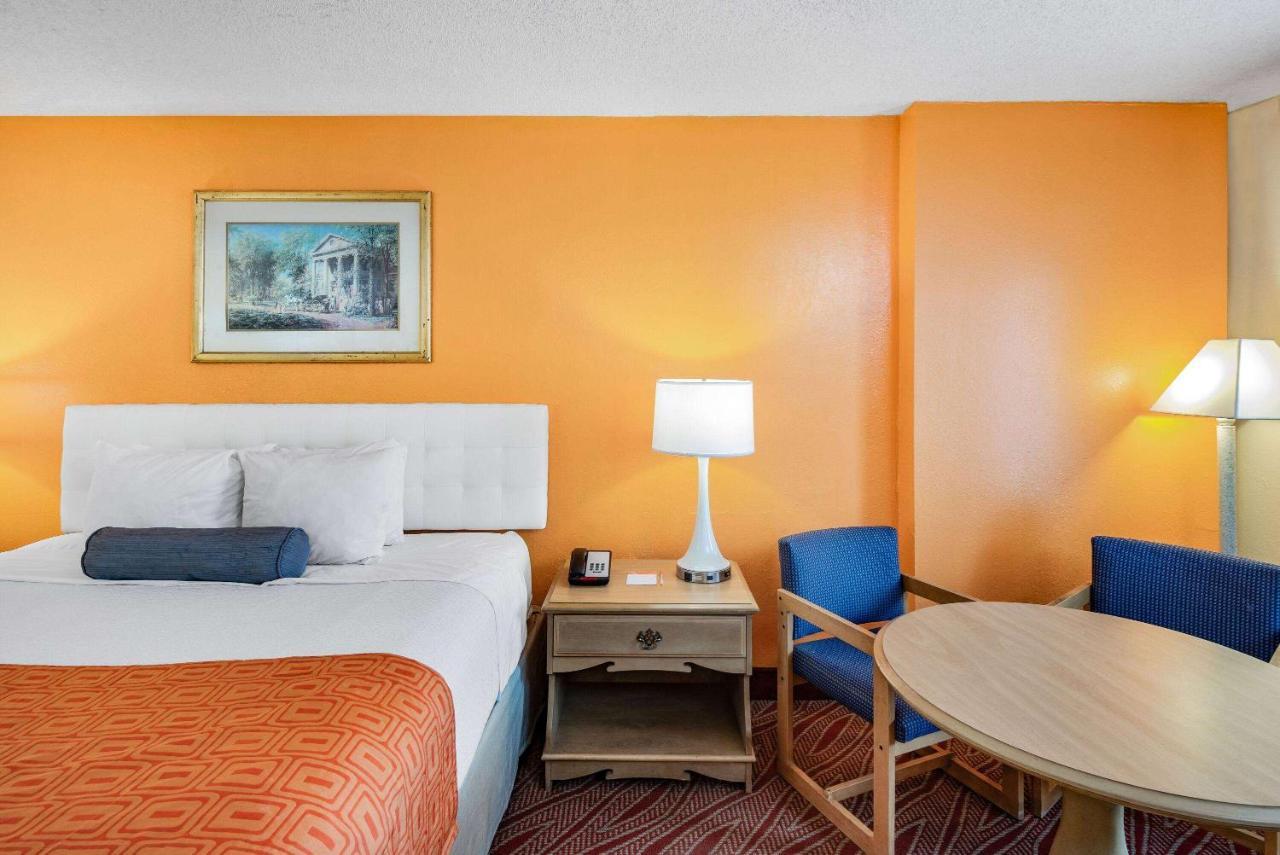 Howard Johnson By Wyndham Staunton Exteriér fotografie